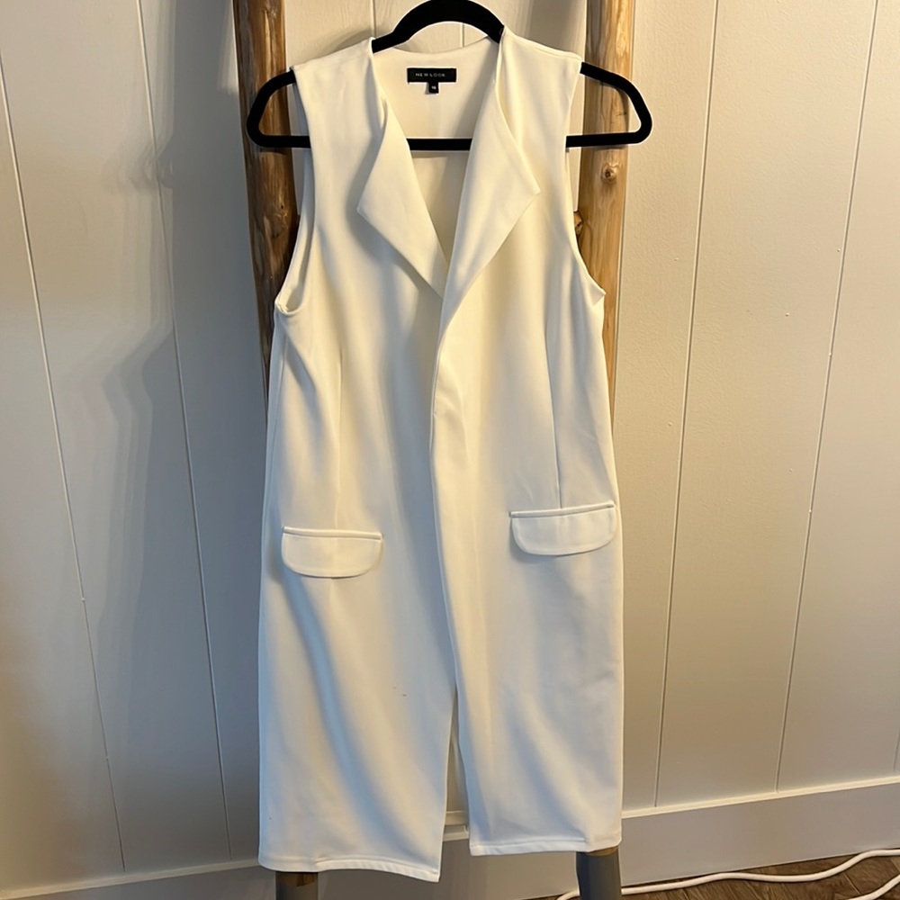 White long sleeveless trench